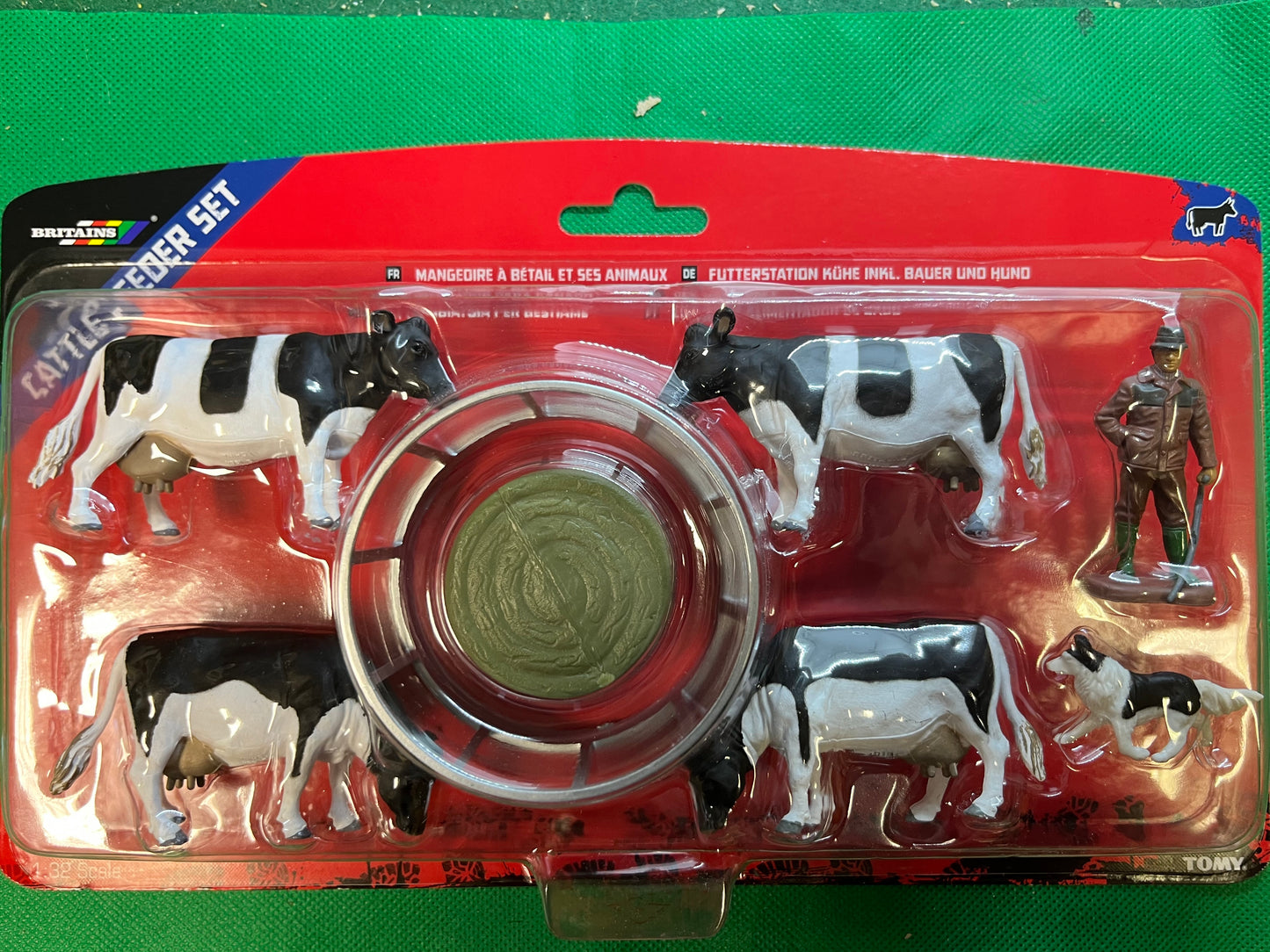 BRITAINS FARM 43137 1/32 CATTLE FEEDER & FIGURES